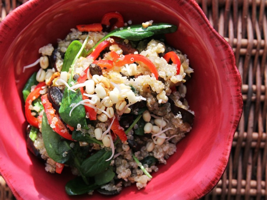 Jednoduchý quinoa šalát s čerstvou zeleninou a klíčkami