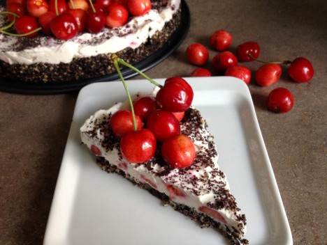 Nepečená makovo-tvarohová torta s čerešňami